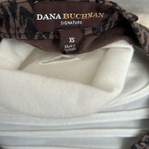 ❤️Dana Buchman Signature Briown Animal Print 3/4 Sleeve Top XS - Picture 3 of 6